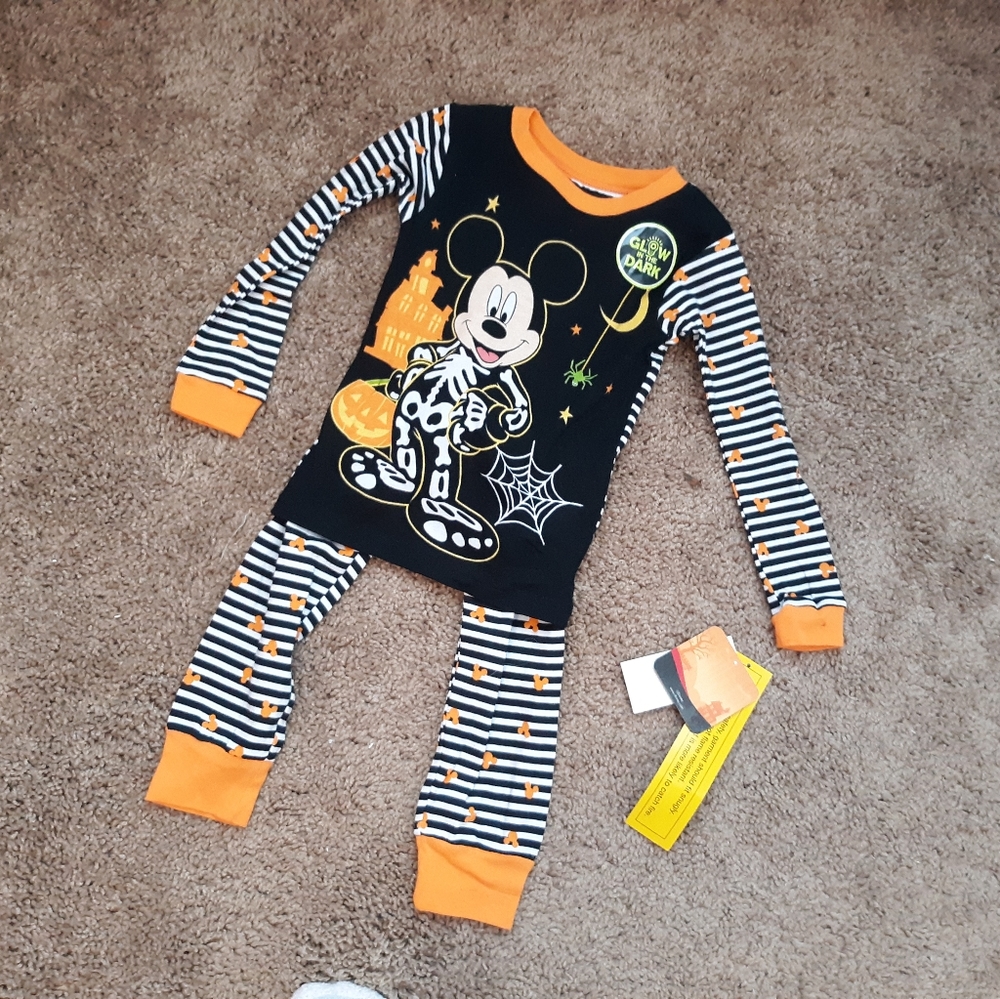 Consigned-Halloween pjs NWT